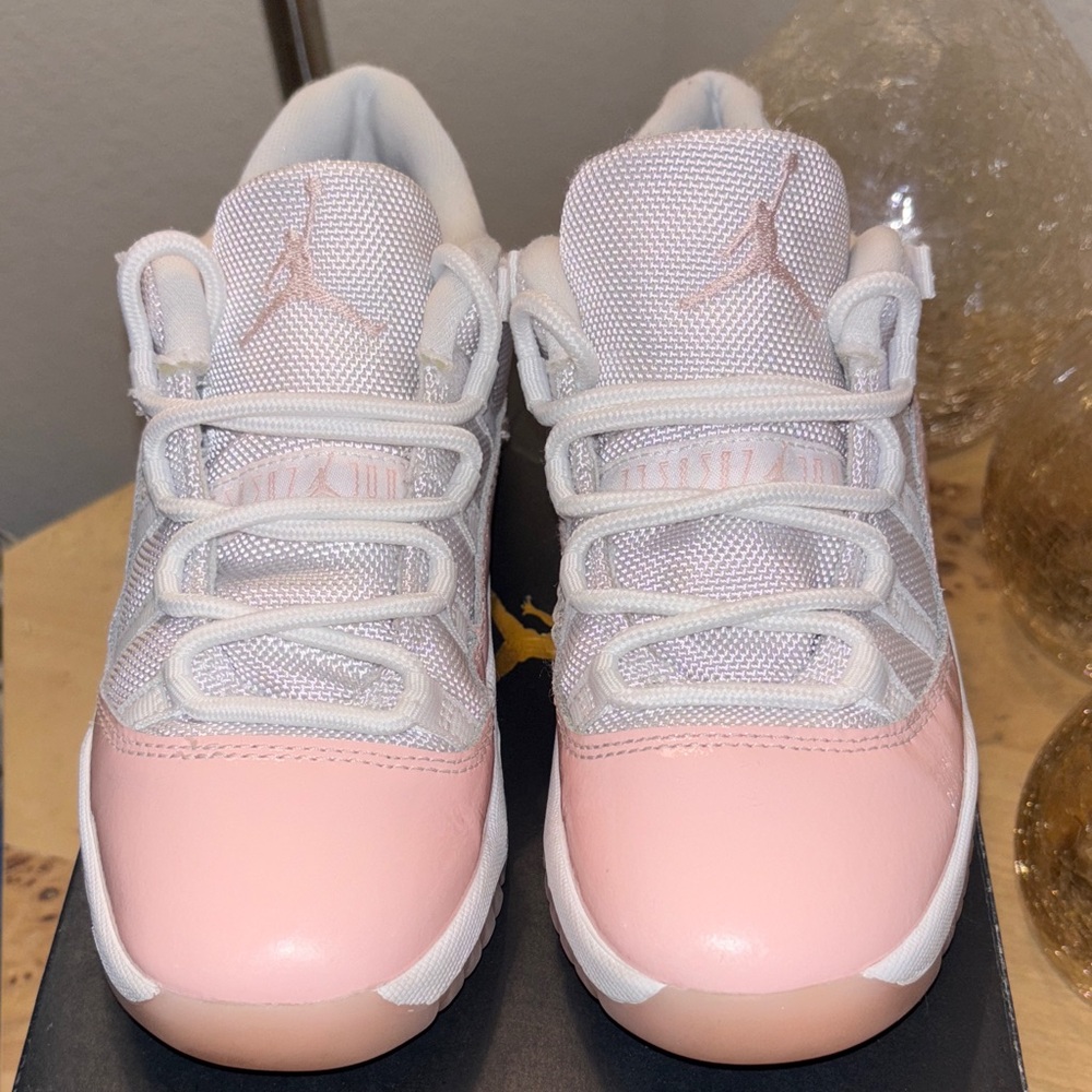 Jordan 11 (low) Kids Sneakers in Pink and White